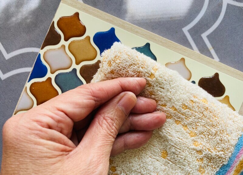 柔らかい布などでおさえながら貼るのがポイント