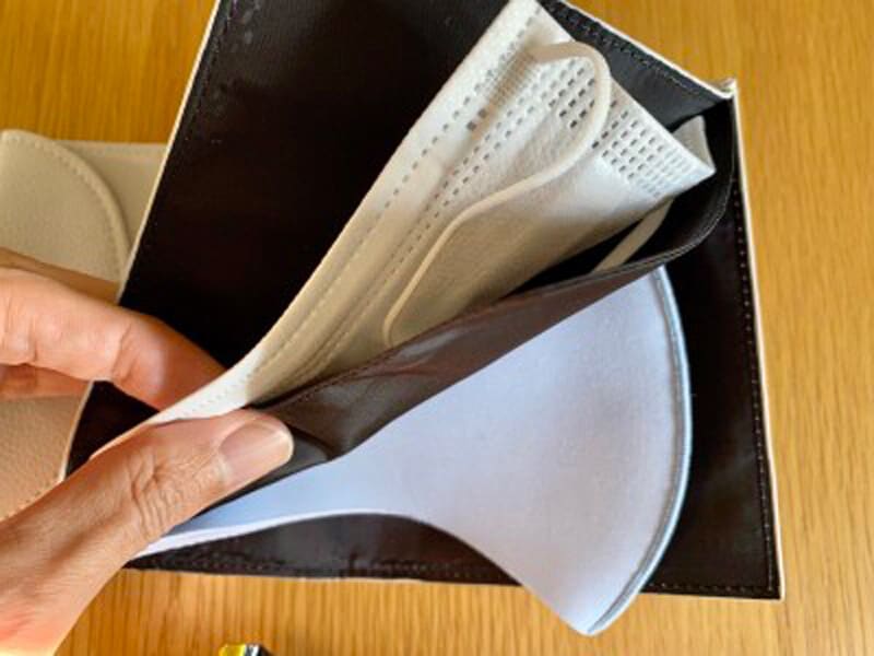 仕切りがあるのでマスクが2枚入ります