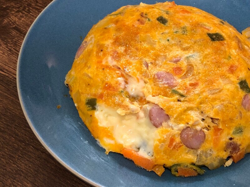みじん切りした玉ねぎやにんじん、ピーマンなどに、卵をそのまま割り入れただけで、ふわっとしたスペイン風オムレツが完成しました