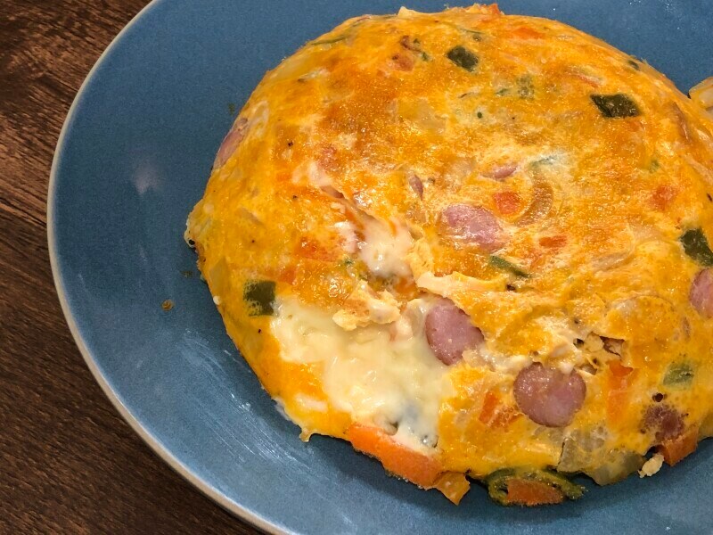 みじん切りした玉ねぎやにんじん、ピーマンなどに、卵をそのまま割り入れただけ。進化したまぜ技ユニットが卵もしっかりかき混ぜ、ふわっとしたスペイン風オムレツが完成しました
