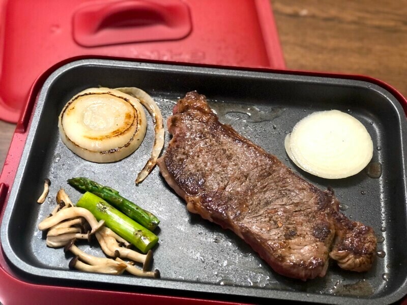 ステーキ肉も短時間で表面を焼き上げるので、絶妙なミディアムレアが楽しめます