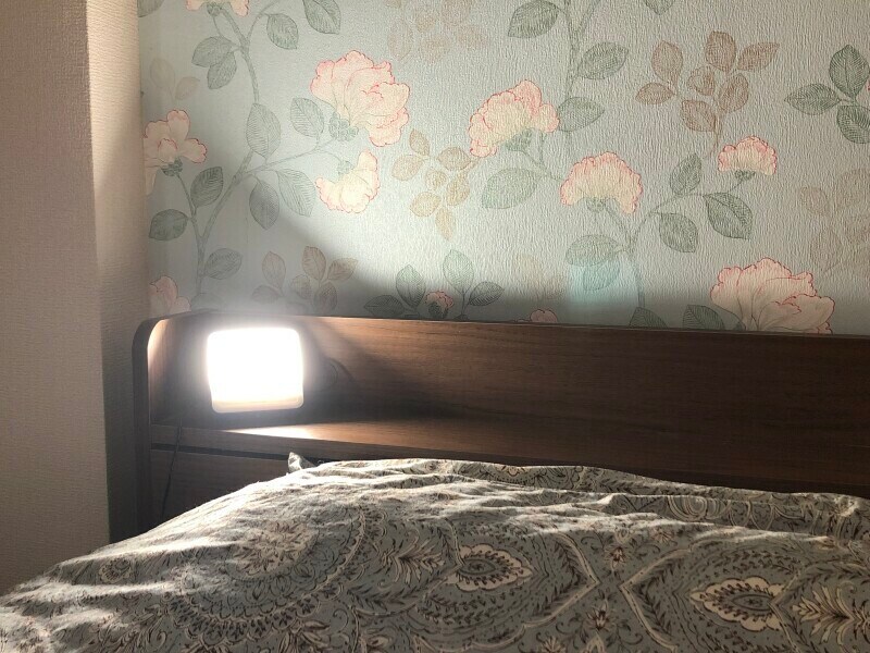 まるで朝日のように爽やかな光が顔を照らし、自然に起こしてくれます