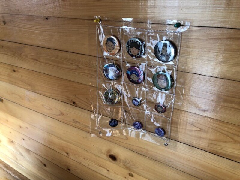 缶バッジをいれて壁に飾れる