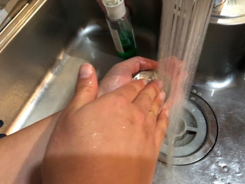 マジックソープに手や指を軽くこすりつける