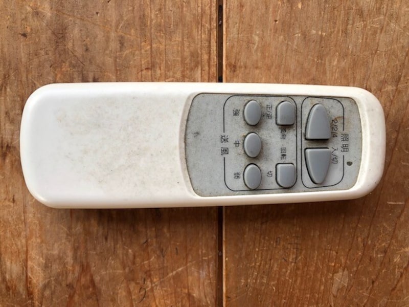 汚れがたまったリモコン