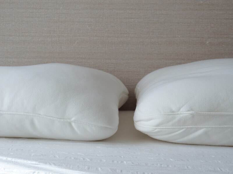 左が「頭を支える沈み込み過ぎないふっくら枕・低め」、右が「頭を支える沈み込み過ぎないふっくら枕」