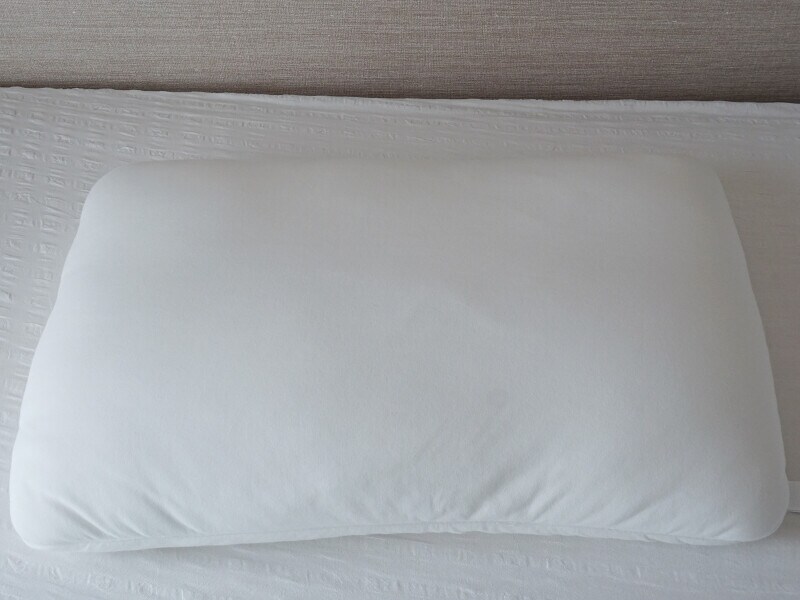 無印良品「頭を支える沈み込み過ぎないふっくら枕・低め」(4990円税込/47×67cm)