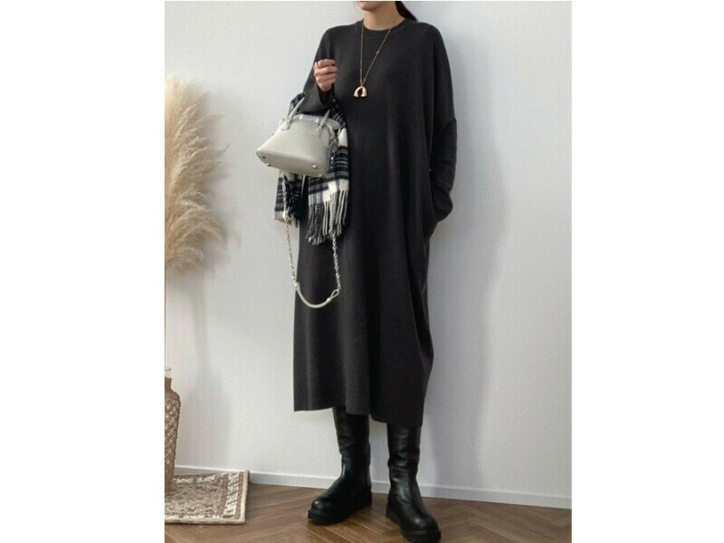 半端なスカート丈にもロングブーツはぴったり　出典：WEAR