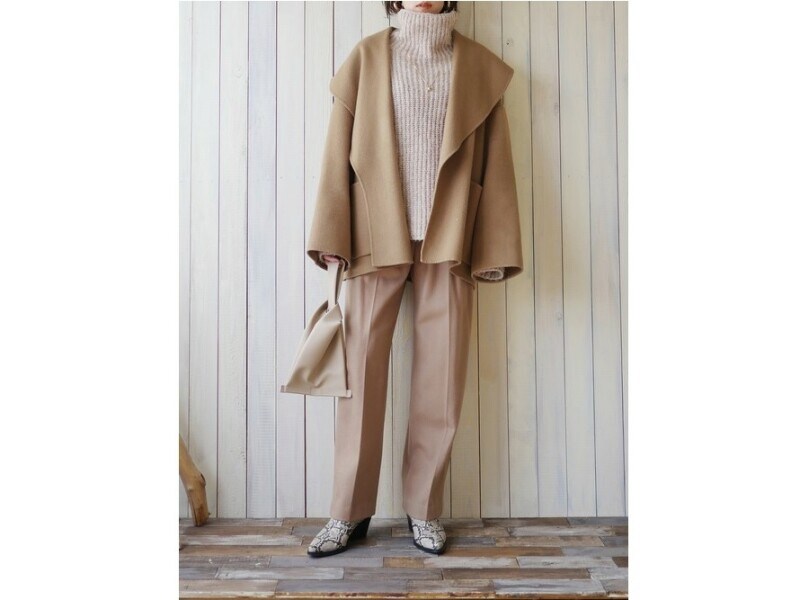 パイソン柄ブーツはベージュのワントーンコーデのアクセントにもぴったり　出典：WEAR