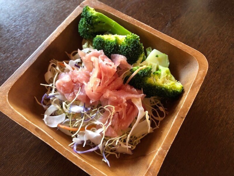 生ハムとブロッコリートッピング