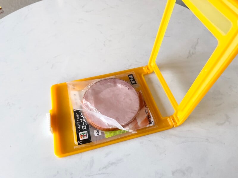 ハムのでっぱり部分を空洞になっているフタ側に向けて置く