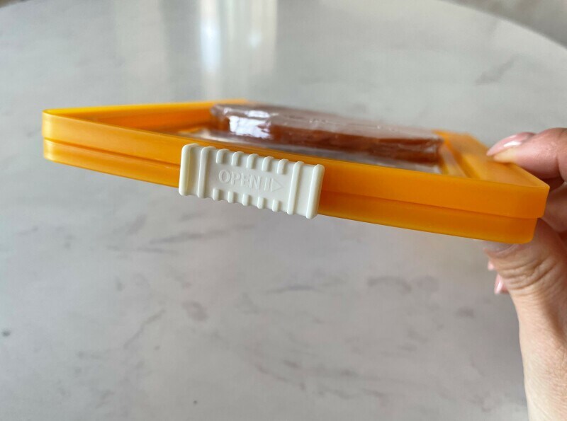 画像中央の白い部分がロックパーツ