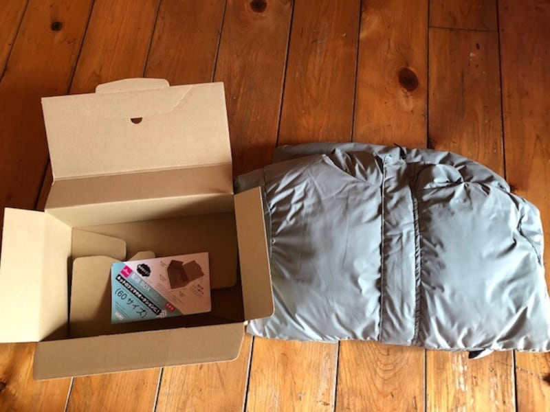 ダウン風のアウターを圧縮