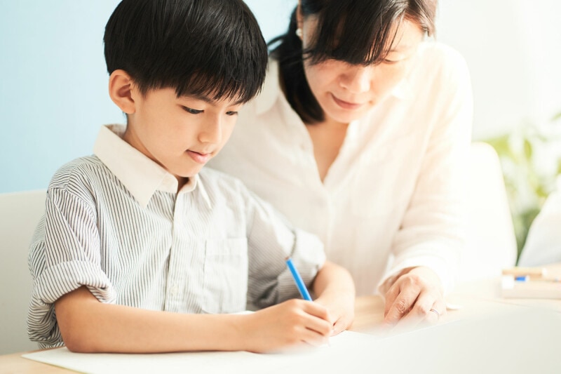 子どもが考えているのを待たずに説明する教え方