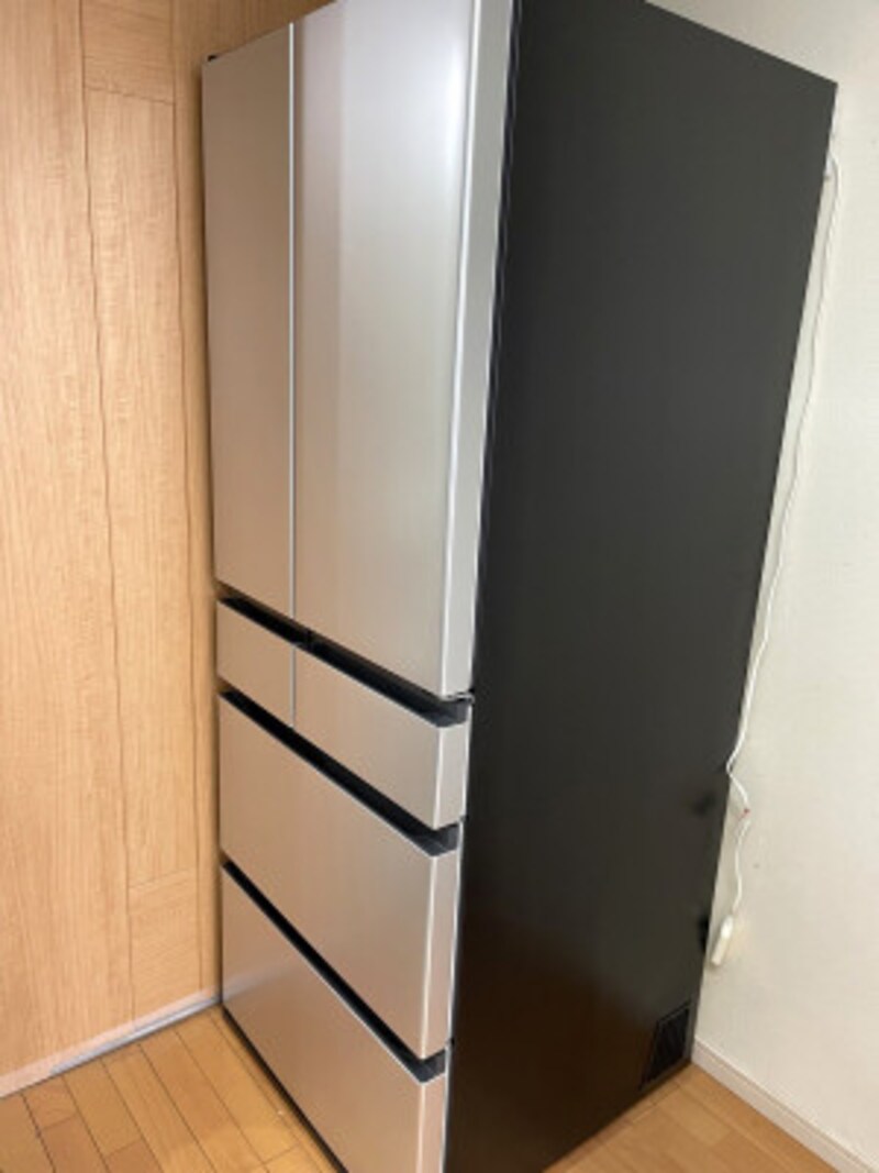日立グローバルライフソリューションズの冷蔵庫「R-KWC57R」。写真は設置作業直後の様子。右側にキッチン家電用のワゴンを置いています
