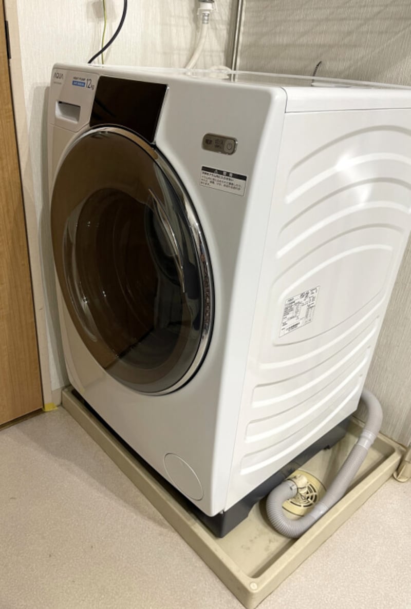 高さが約95cmと低く、天面がフラットなので洗濯をしていないときにはランドリーバスケットや小物を置いたりできます