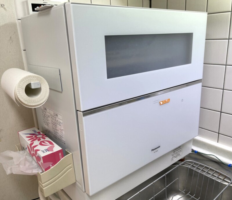 パナソニックの食器洗い乾燥機「NP-TZ300」。写真は設置直後のもの（真ん中のオレンジのシールはがしました）