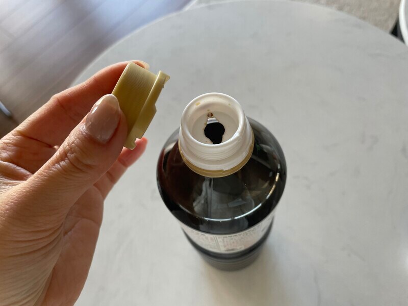 ボトルのフタを外して黒いキャップを取り付けるだけでOK