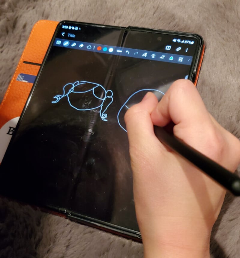 子どもが付属のSペンを使ってお絵かきも