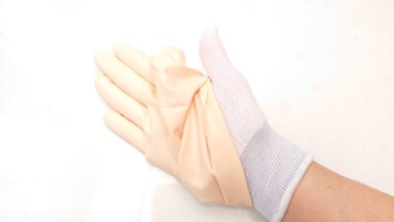 seria「下履き手袋」をつけた上にゴム手袋を重ねてつける。フィット感と家事効率の向上はもちろん、夏に蒸れて手がぬるっとなる事もなし。