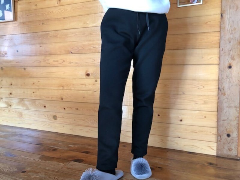 腰回りはゆったりしている