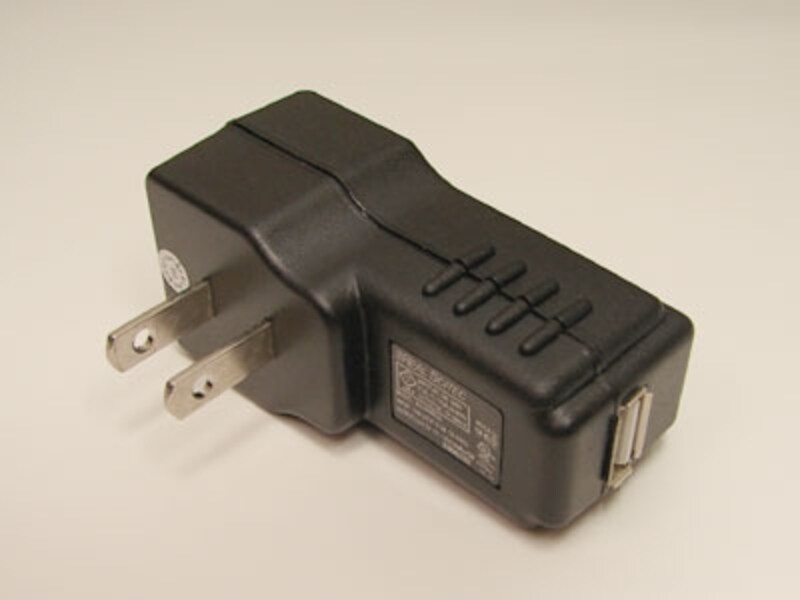 市販のUSB機器用充電器を流用する場合、電流容量に余裕のあるものを！