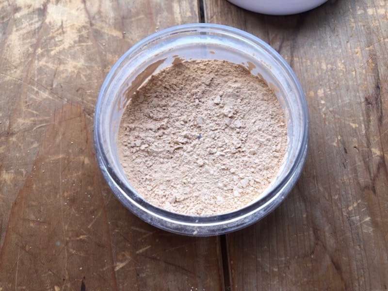 フェイスパウダーは粉が飛び出してしまうことも