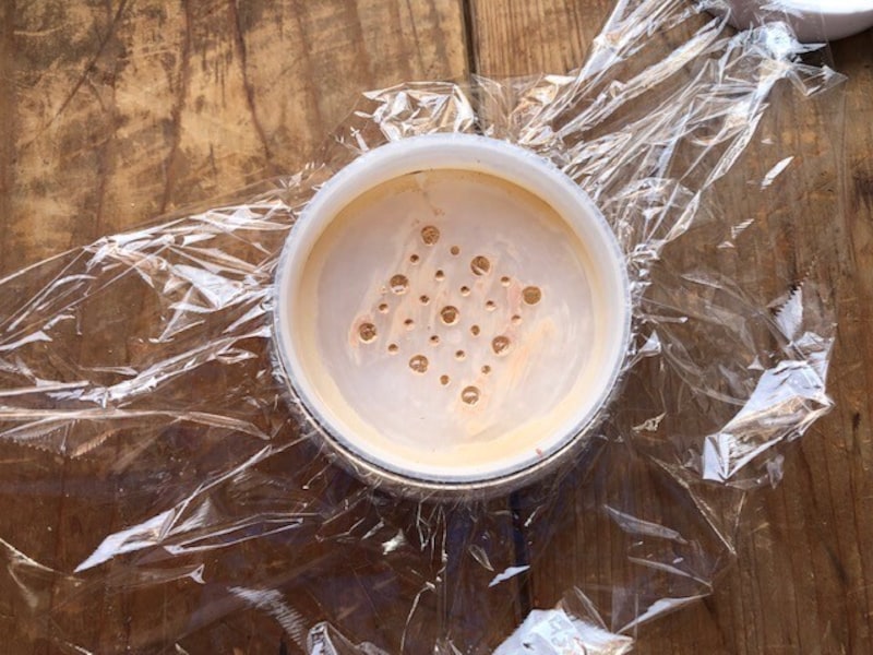 ラップを置いて、その上から中蓋をはめる