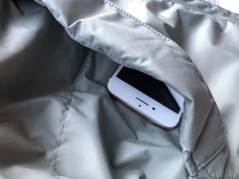 スマホがすっぽり入る