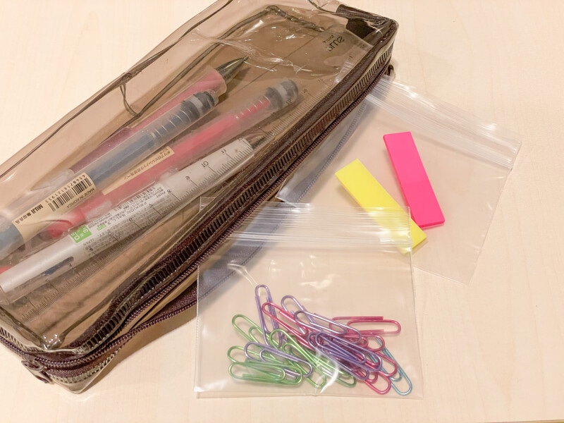 ペンケースに付箋やクリップを入れるのに便利なキャン・ドゥのチャック付き整理パック
