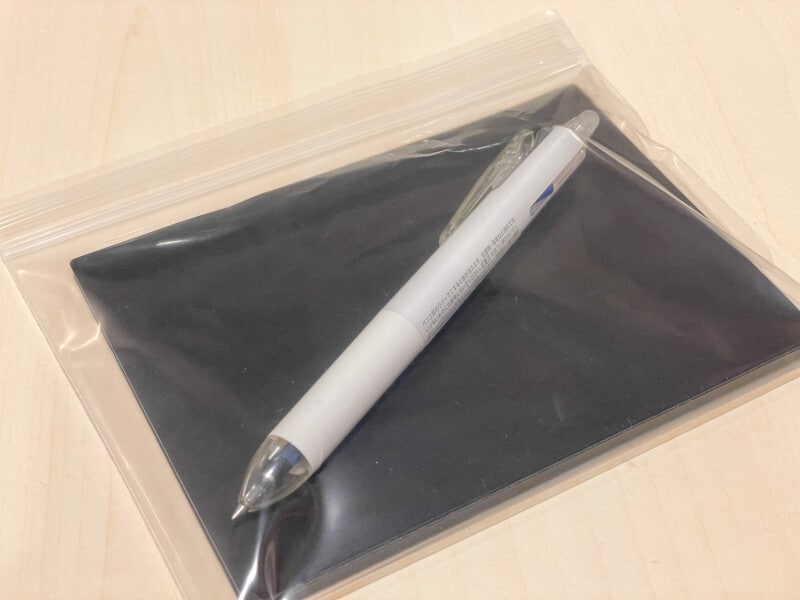 チャック付き整理パックにノートとペン