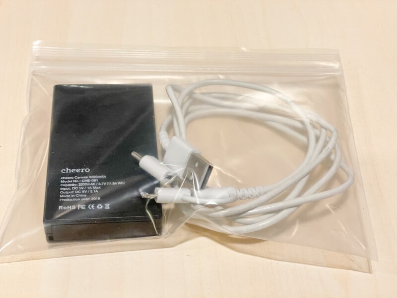 キャン・ドゥのチャック付き整理パックにモバイルバッテリーと充電ケーブル