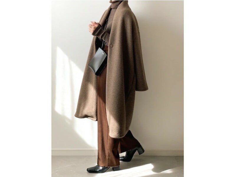 モカブラウンの色味が絶妙なリブタートルニットは買い! 出典:WEAR