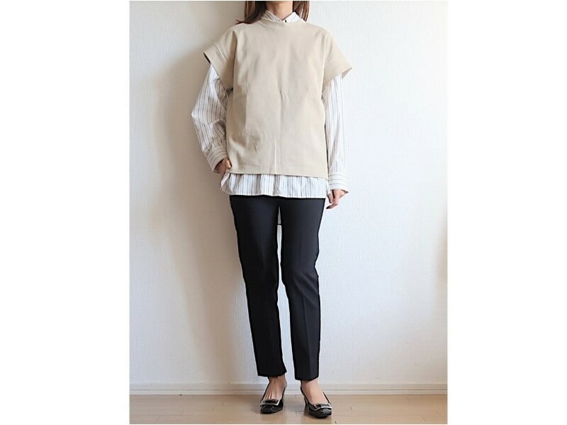 生地がしっかりしていてハリがあるのでベスト風に着ても◎