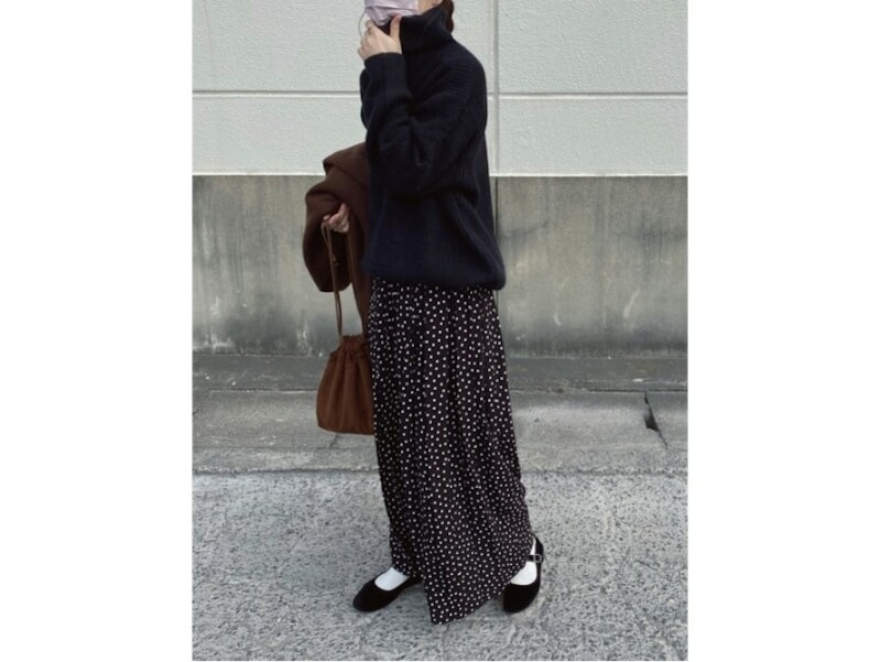 【OKコーデ】甘めな総柄アイテムは、柄自体が細かいと使いやすい 出典:WEAR