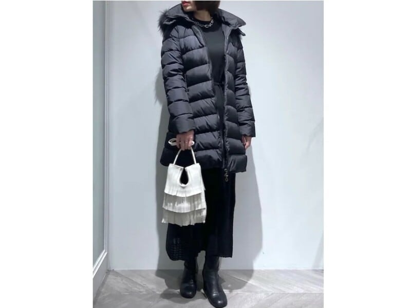 黒やネイビーでもダウンコートの素材ならホコリも付きにくいのが◎ 出典:WEAR