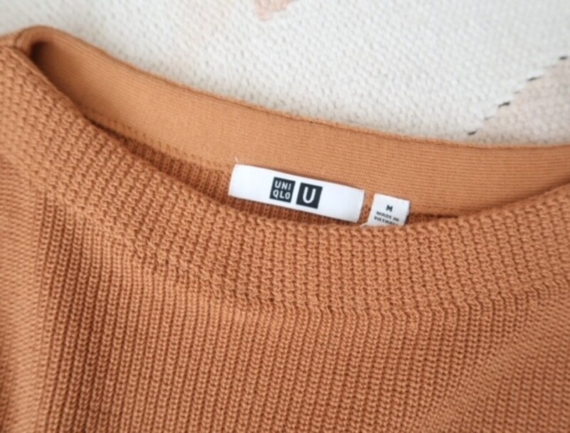 横に広がるボートネックも、首元は補強されているので安心　出典：WEAR