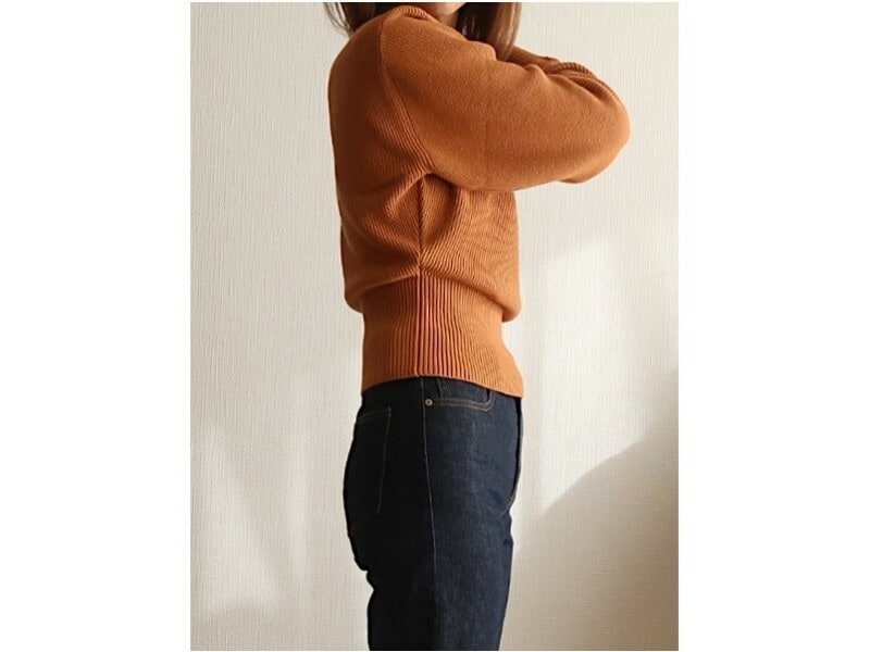 背中まで太め幅のリブ入っているので、後姿も引き締まりそう