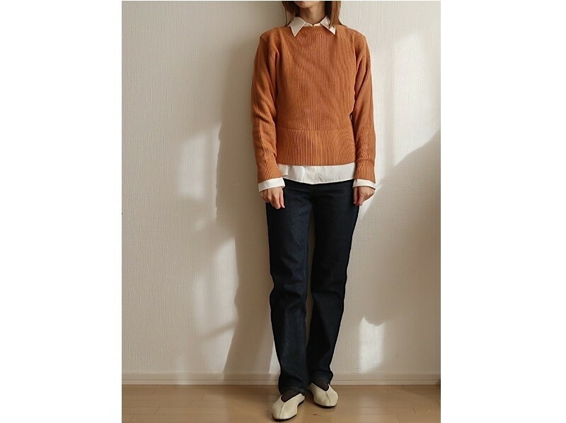 首元が横に広いため、シャツを下に重ねやすく、アレンジにも使えます　