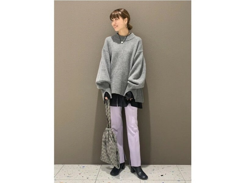 体型を生かして、上半身にデザインのアクセントがあるトップスを選んで　出典：WEAR