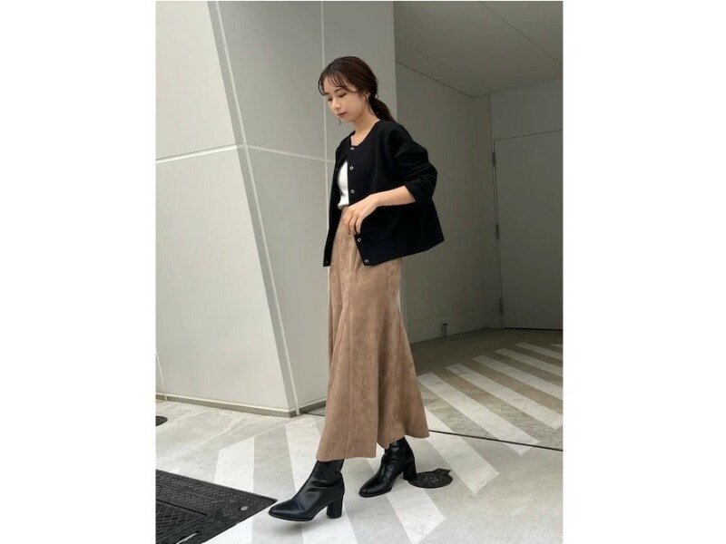 ウエストの位置をはっきりさせて上半身はコンパクトにまとめるのがコツ　出典：WEAR