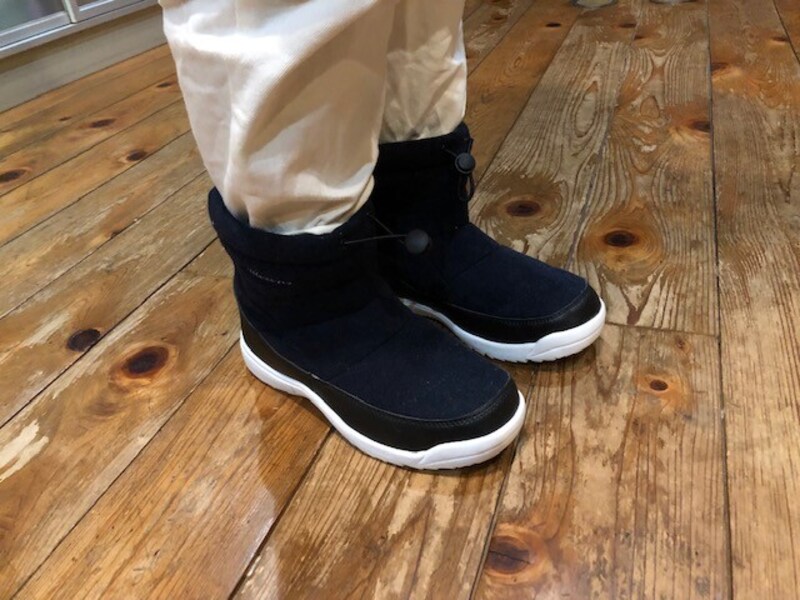 ズボンの裾は中に入れてしまおう