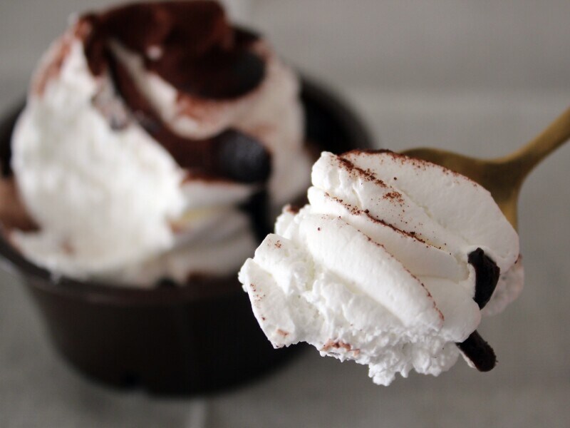 ホイップまみれのガトーショコラ