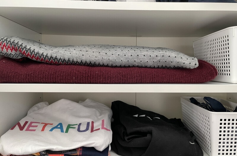 セーターを畳んで棚に収納