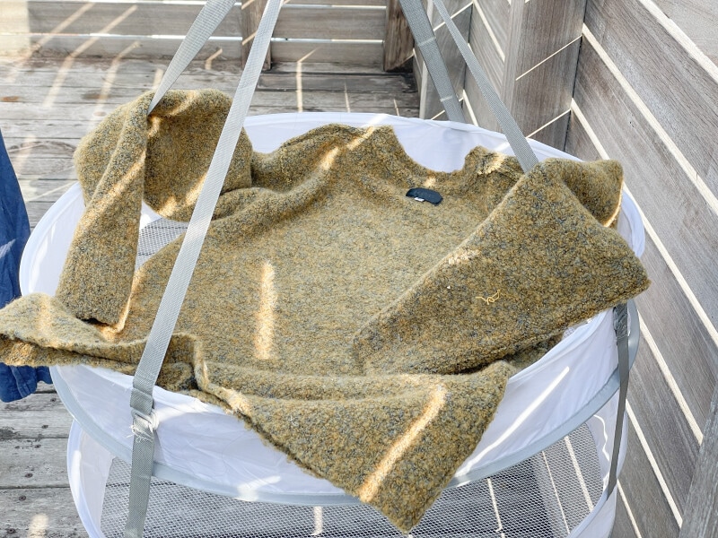 日陰の平干しをしているセーター