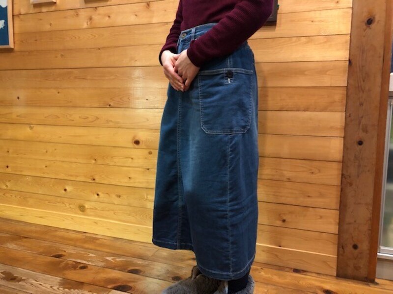 カジュアルな印象のスカート