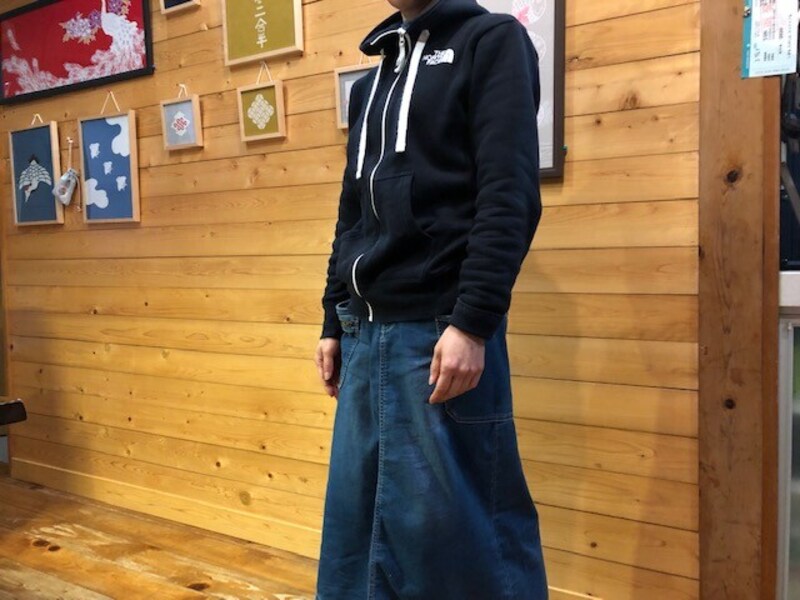 パーカーと合わせてカジュアルに