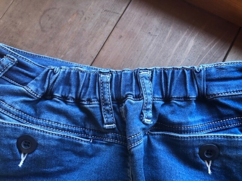 腰部分にはゴムが入っている