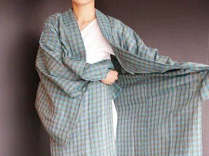 右手で持っているほうを先に体に合わせるのが「右前」