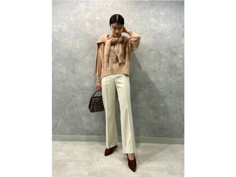 アンサンブルニットなら暑い時に脱いで肩に巻いてもサマになります 出典:WEAR